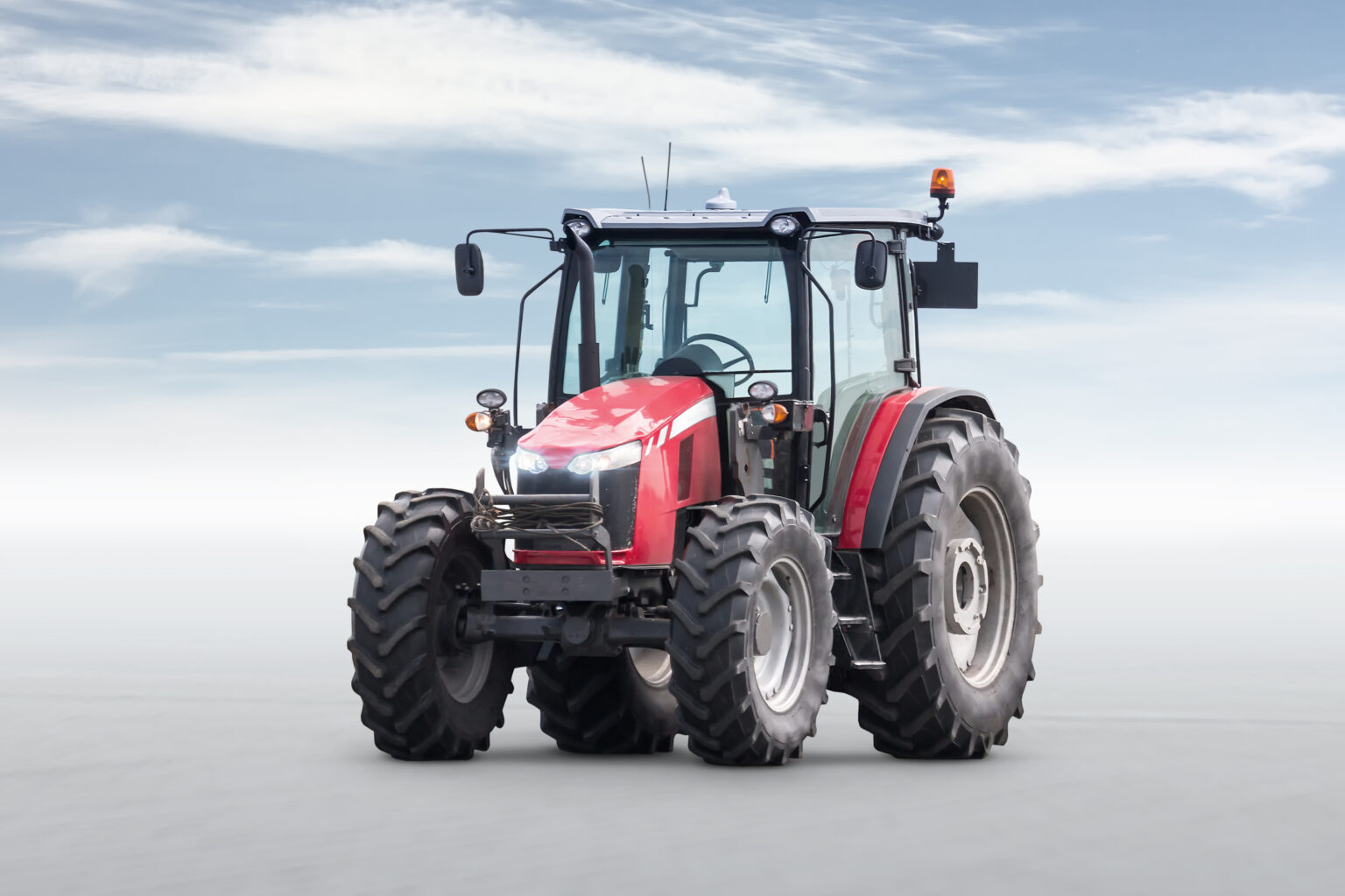 Traktor mit Frontlader bei der Arbeit auf einem landwirtschaftlichen Betrieb